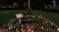 Az emlékezés mécseseinek elhelyezése a Kossuth Lajos téren és a Forradalom Lángjának eloltása